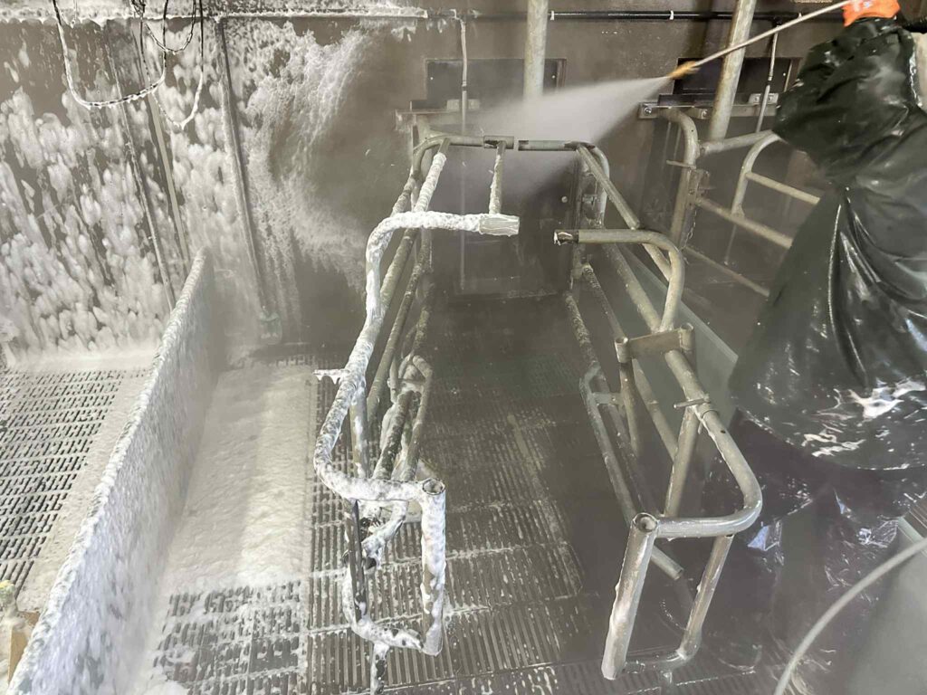 naspoelen van een kraamstal