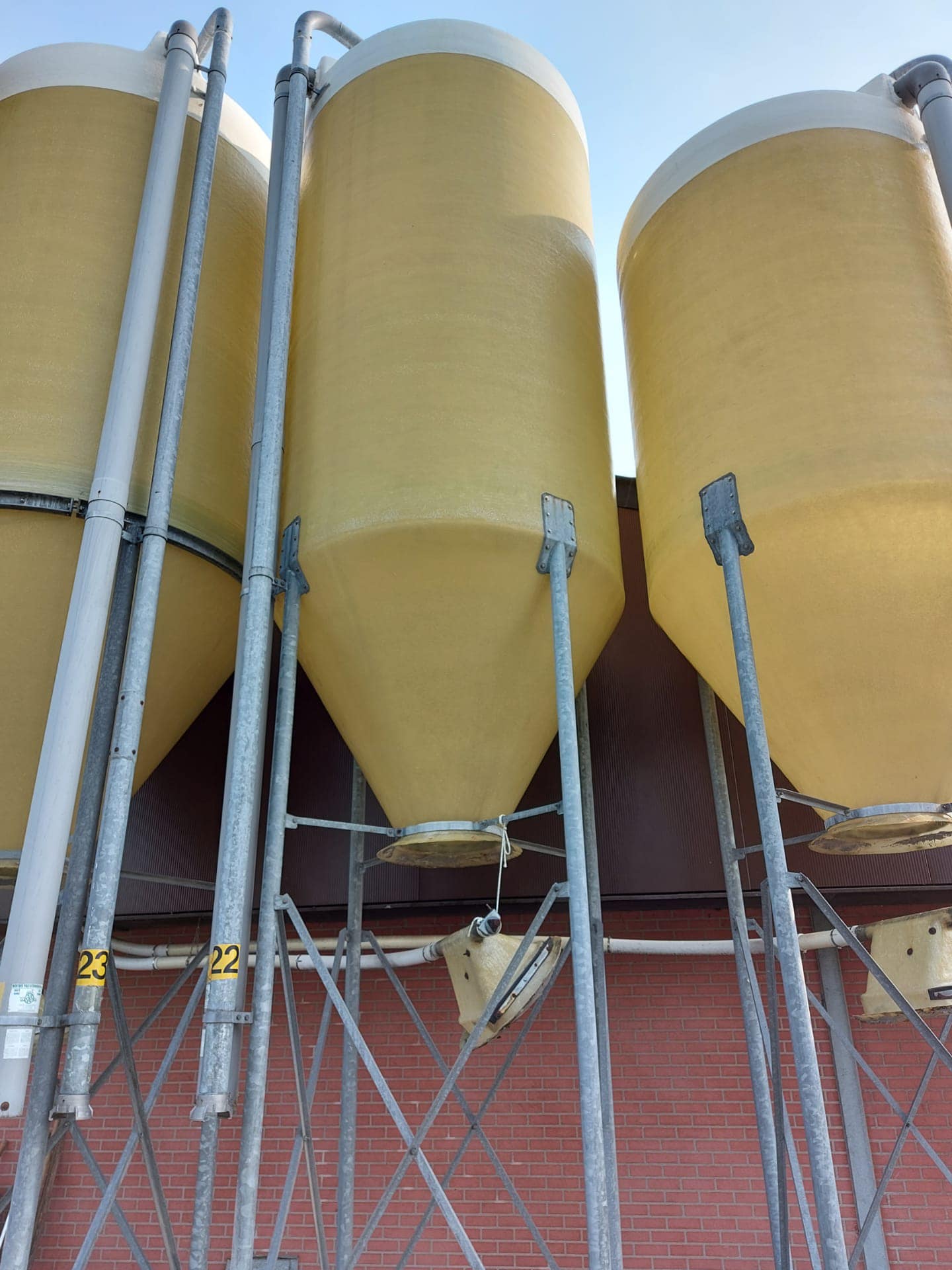 Buitenkant van silo's na het reinigen