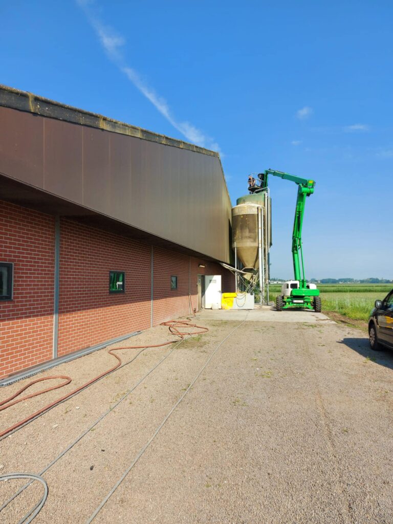 Reinigen van bovenkant van silo's met hoogtewerker